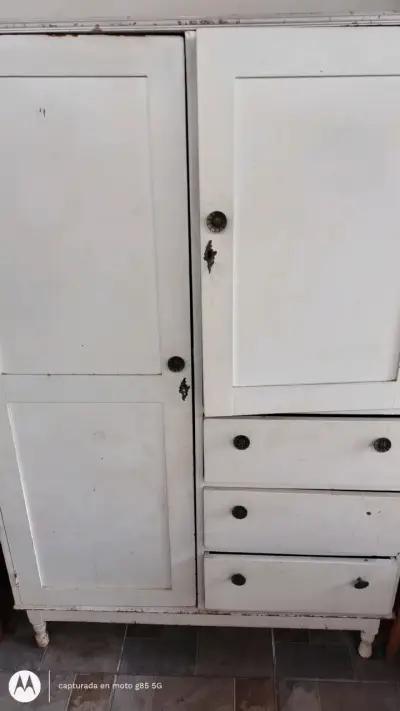 Armario antiguo de madera blanco con llave - miniatura 1