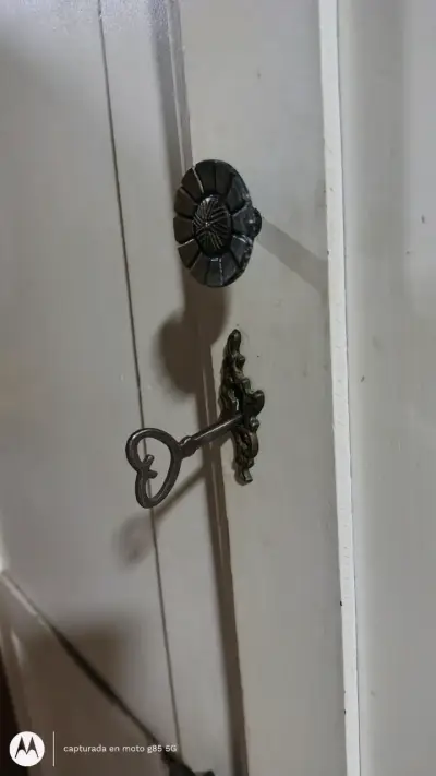 Armario antiguo de madera blanco con llave - miniatura 2