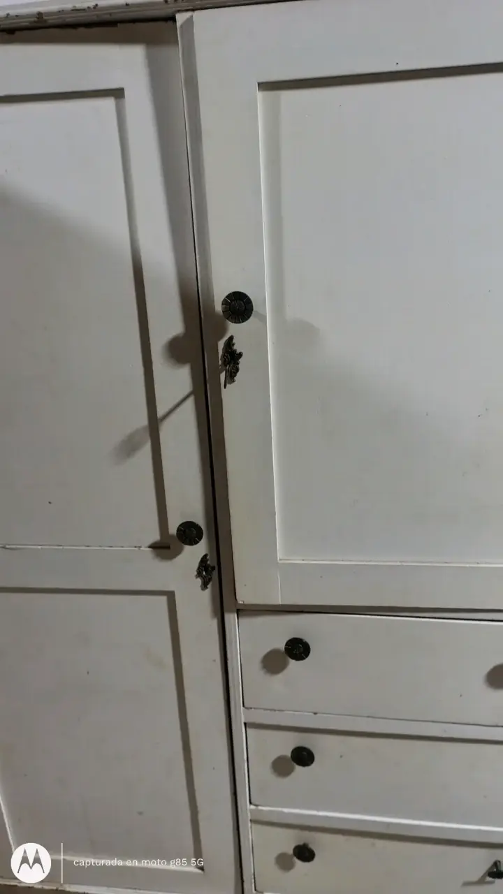 Armario antiguo de madera blanco con llave - 3