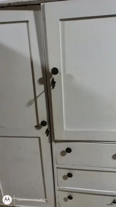 Armario antiguo de madera blanco con llave - miniatura 3