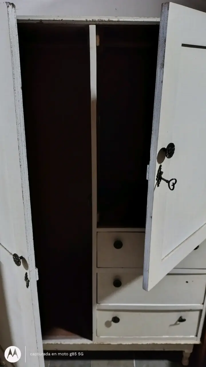 Armario antiguo de madera blanco con llave - 4