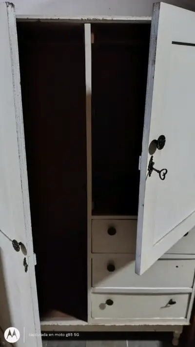 Armario antiguo de madera blanco con llave - miniatura 4