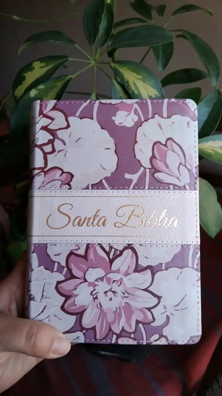 Biblia con diseño floral