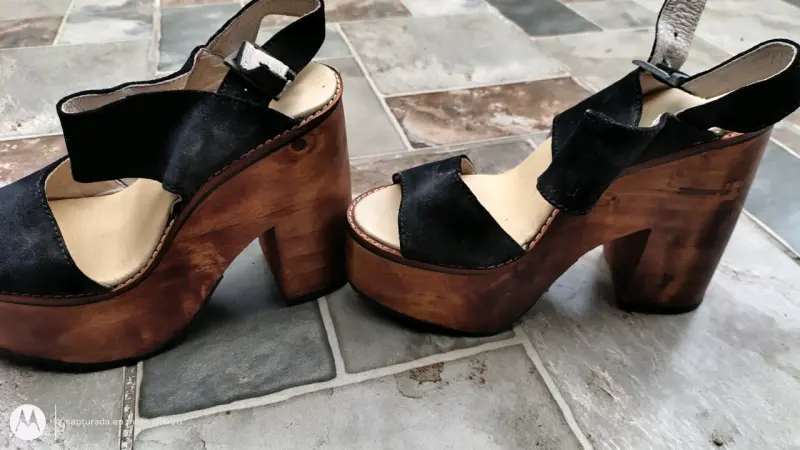 Sandalias de Plataforma Negras con Tacón de Madera - 3