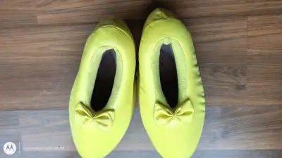 zapato de corporeo amarillo - miniatura 1