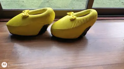 zapato de corporeo amarillo - miniatura 2