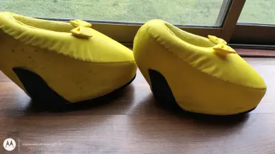 zapato de corporeo amarillo - miniatura 3