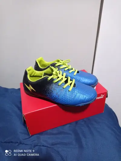 Zapatillas de fútbol azul y negro - miniatura 1