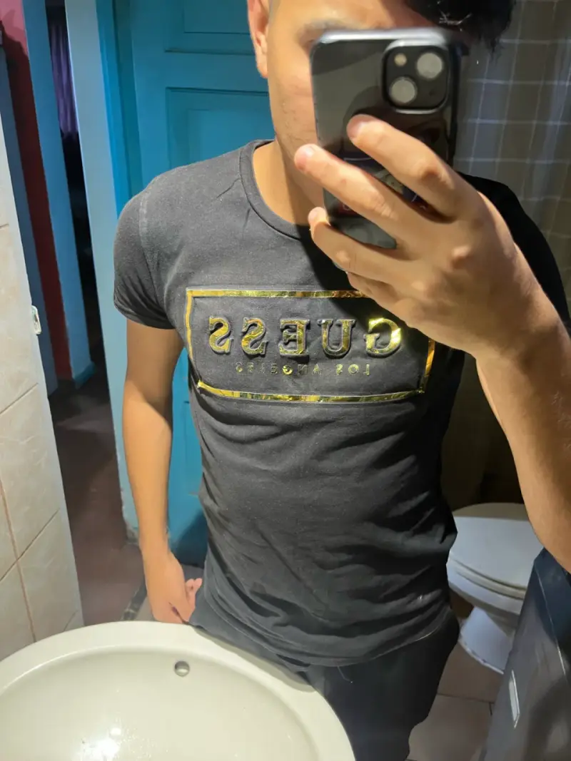 Polera negra Guess para hombre - 2