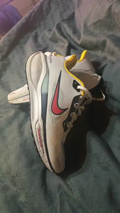 Zapatillas deportivas Nike blancas con detalles amarillos - miniatura 1
