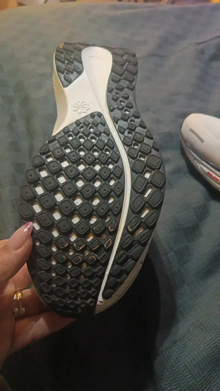 Zapatillas deportivas Nike blancas con detalles amarillos - 2