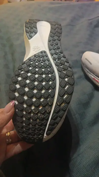 Zapatillas deportivas Nike blancas con detalles amarillos - miniatura 2