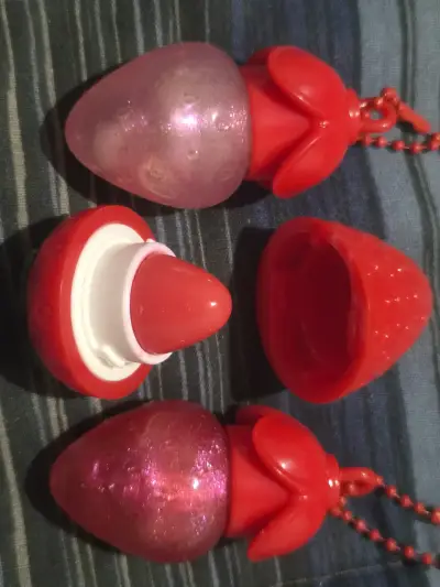Bálsamo labial en forma de fresa con brillo - miniatura 1