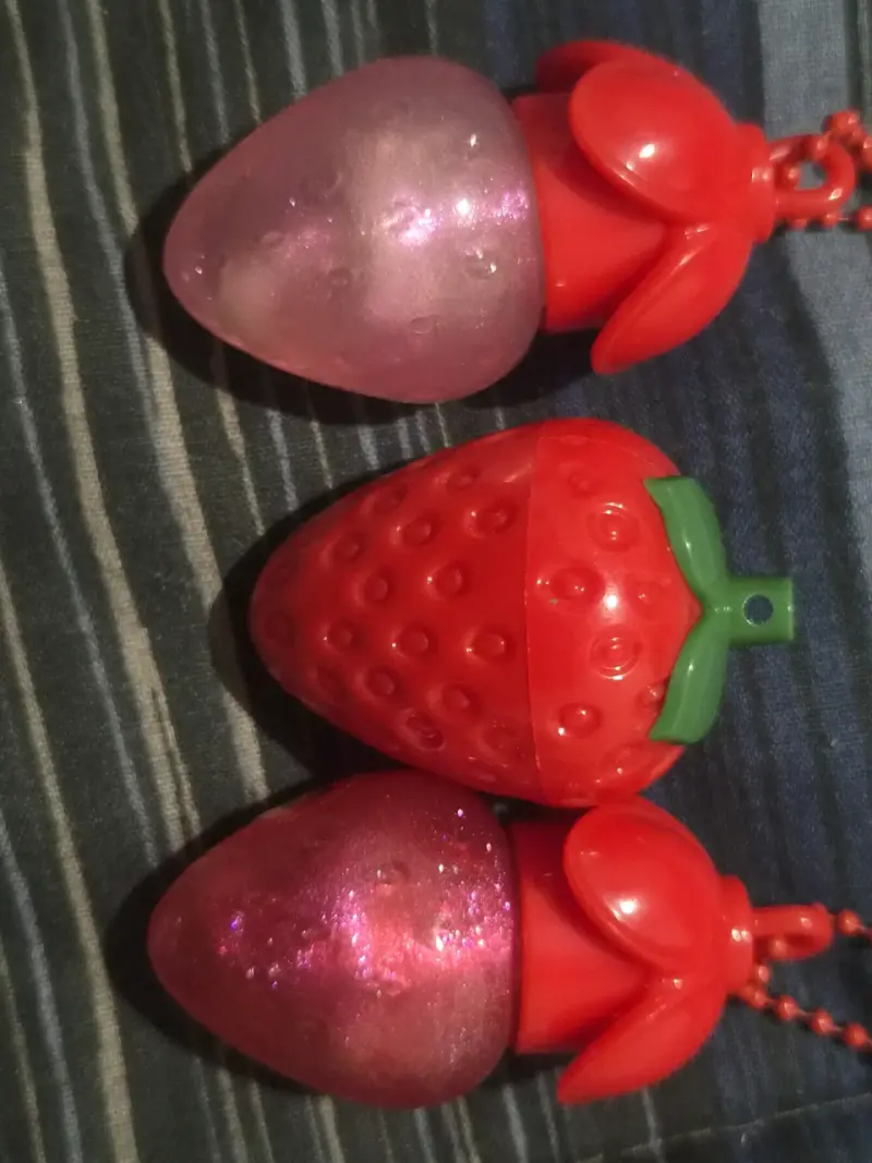 Bálsamo labial en forma de fresa con brillo - 2