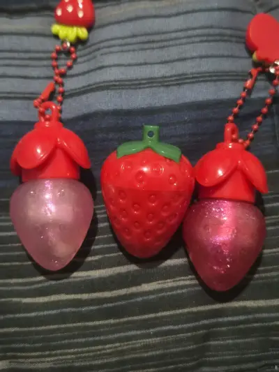 Bálsamo labial en forma de fresa con brillo - miniatura 3