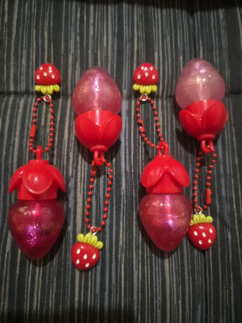 Bálsamo labial en forma de fresa con brillo - 4