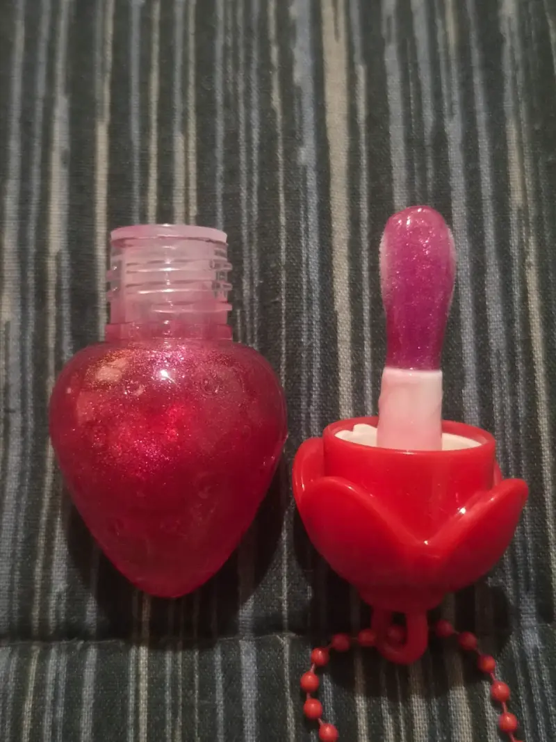 Bálsamo labial en forma de fresa con brillo - 5