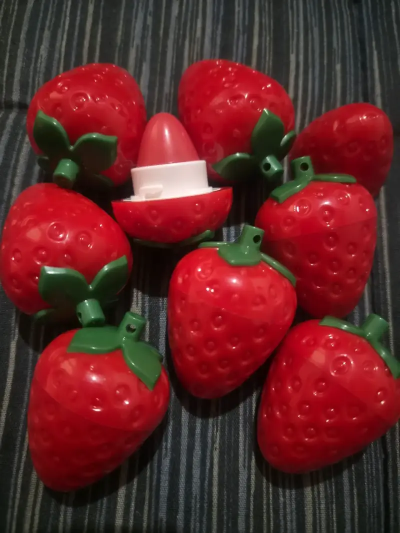 Bálsamo labial en forma de fresa con brillo - 6