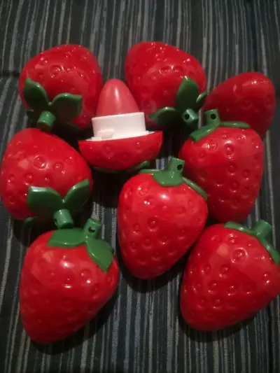Bálsamo labial en forma de fresa con brillo - miniatura 6