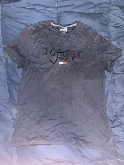 Polera Tommy Jeans gris para hombre - miniatura 2