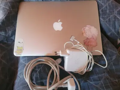 MacBook Air con cargador y extensión original - miniatura 1