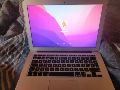 MacBook Air con cargador y extensión original - miniatura 2