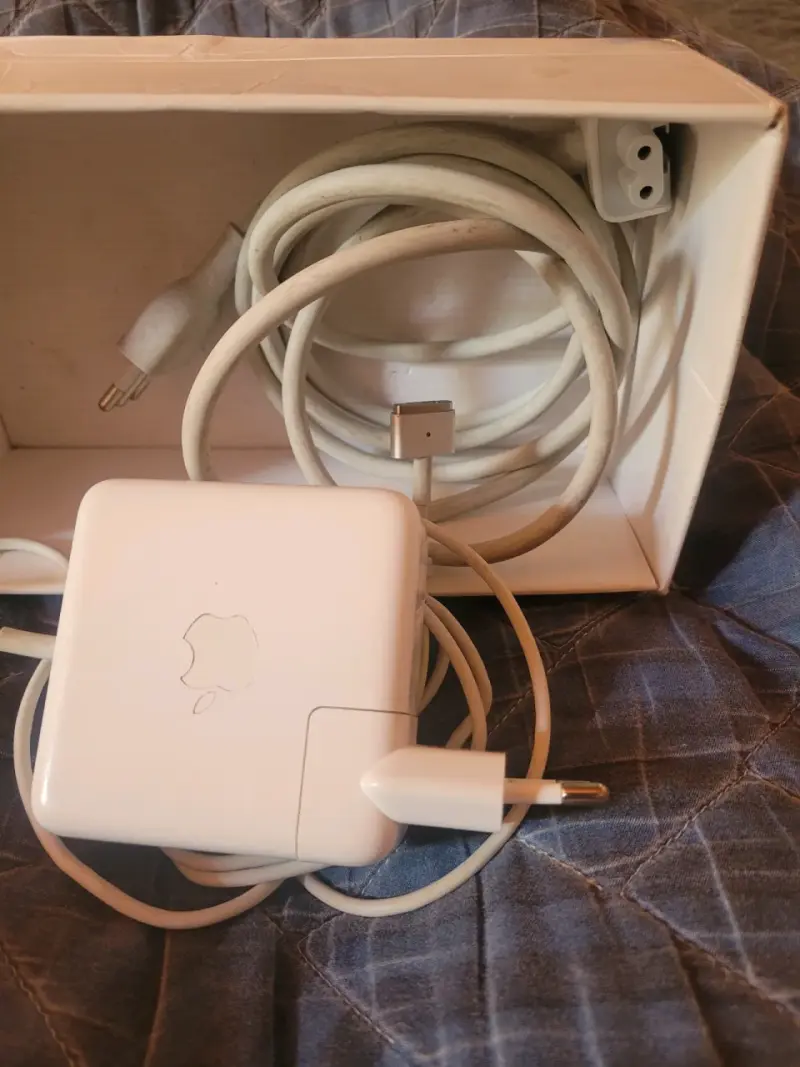 MacBook Air con cargador y extensión original - 4