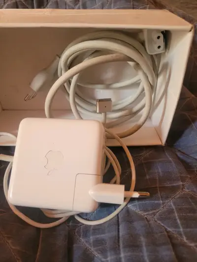 MacBook Air con cargador y extensión original - miniatura 4