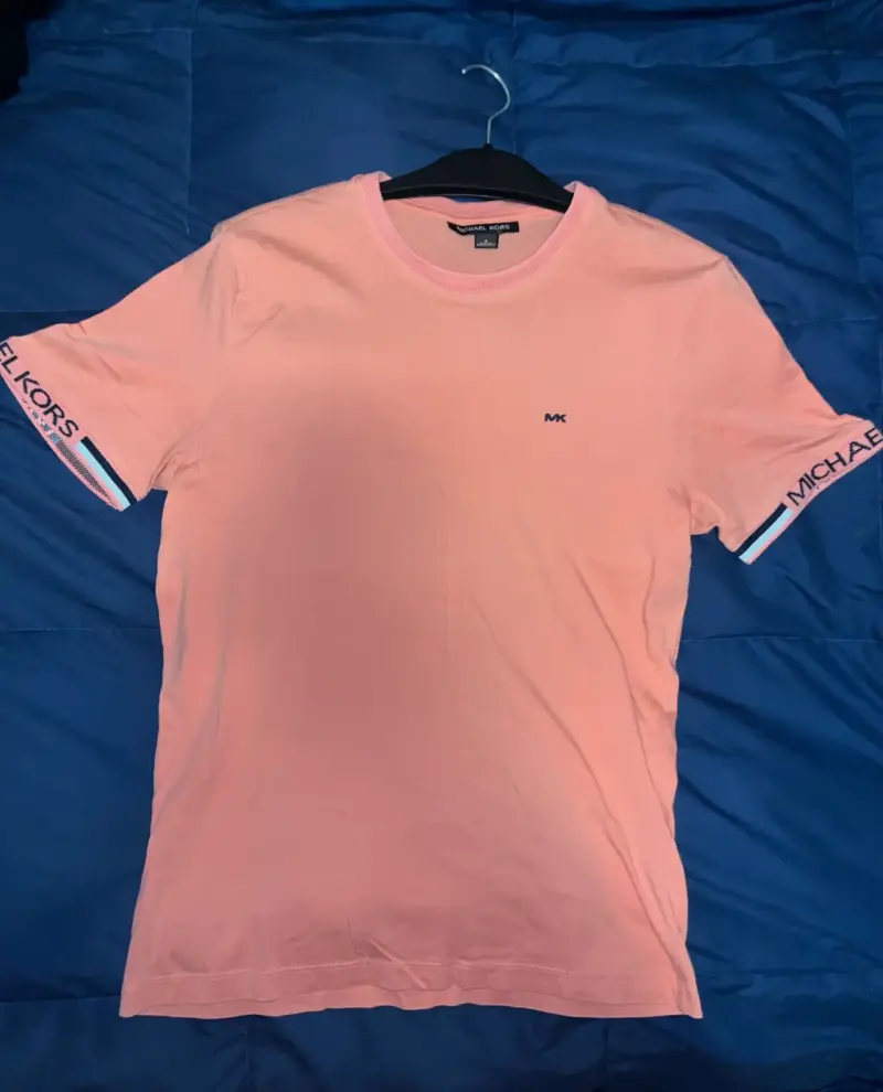 Polera rosa Michael Kors con logo en mangas - 1