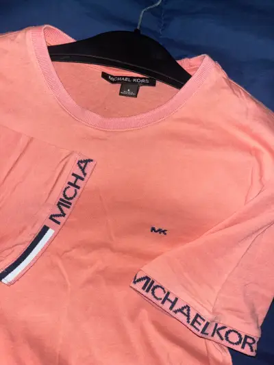 Polera rosa Michael Kors con logo en mangas - miniatura 2