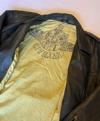 Chaqueta de cuero negra con cinturón - miniatura 2