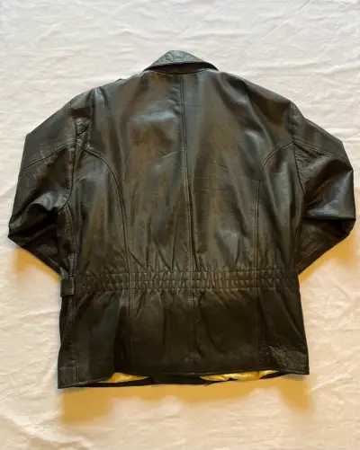 Chaqueta de cuero negra con cinturón - miniatura 4