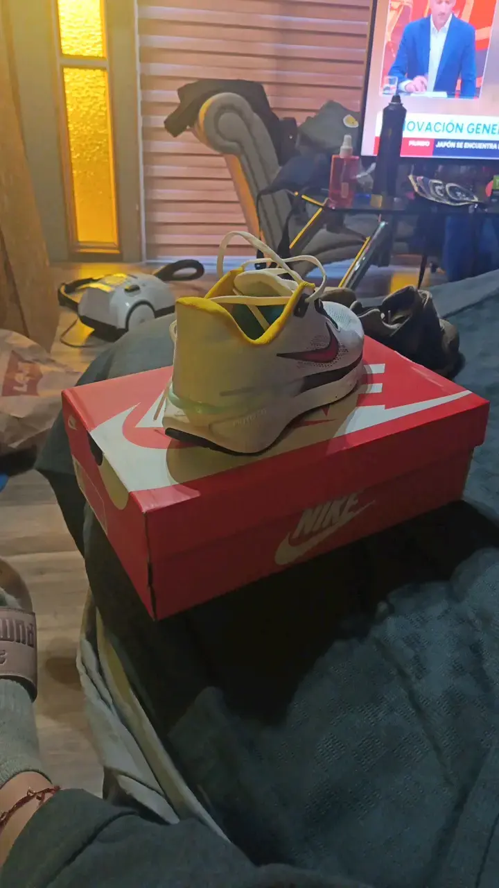 Zapatillas deportivas Nike blancas con detalles amarillos - 3