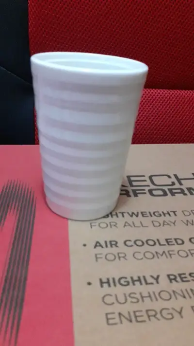 Vaso de cerámica blanco con diseño de rayas - miniatura 1
