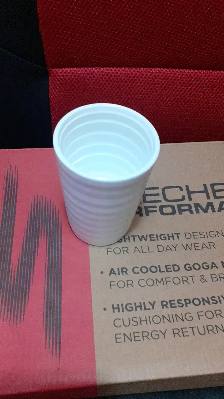 Vaso de cerámica blanco con diseño de rayas - 2