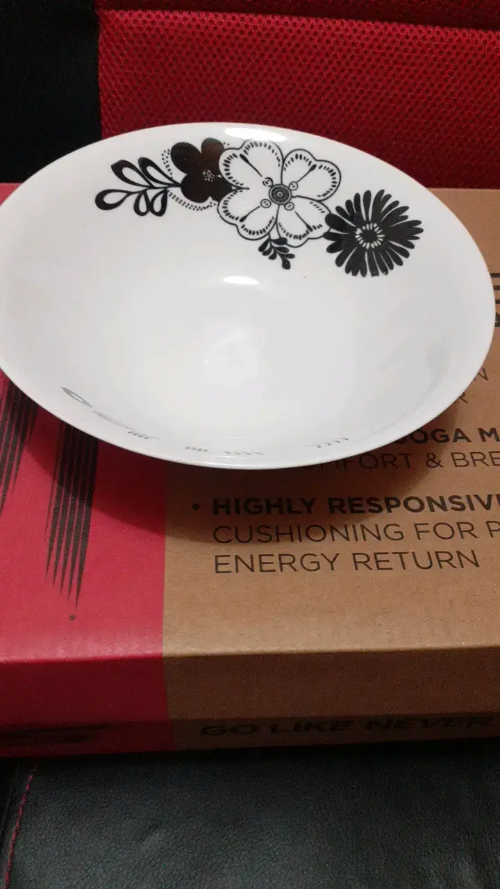 Plato de cerámica con diseño floral blanco y neg