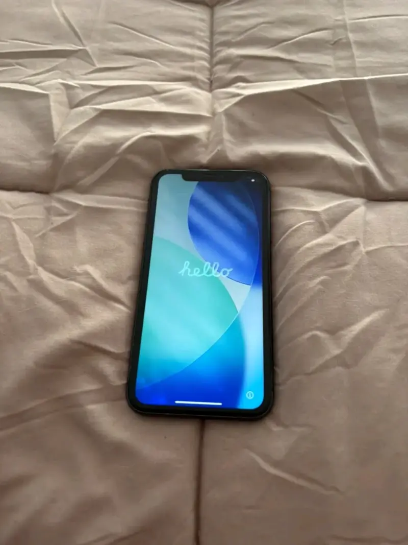 iPhone 11 en buen estado color negro - 1