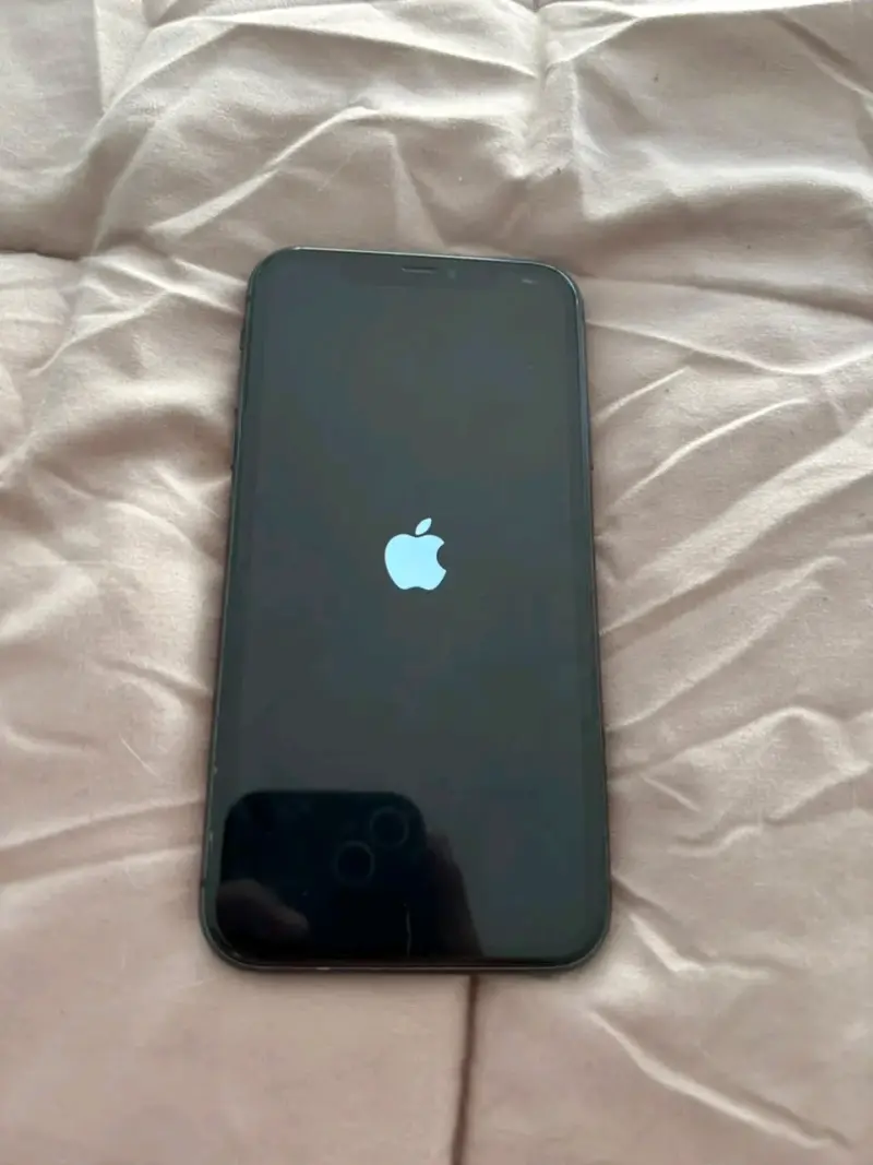 iPhone 11 en buen estado color negro - 2