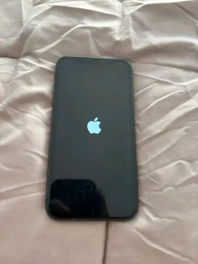 iPhone 11 en buen estado color negro - miniatura 2