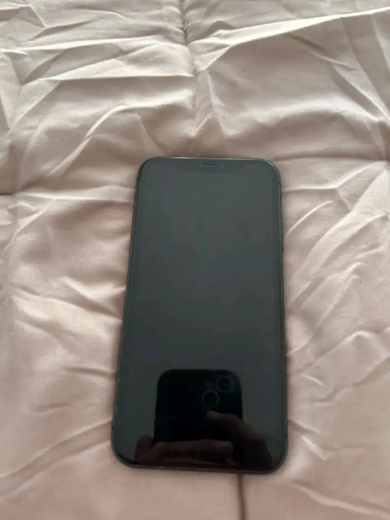 iPhone 11 en buen estado color negro - 4