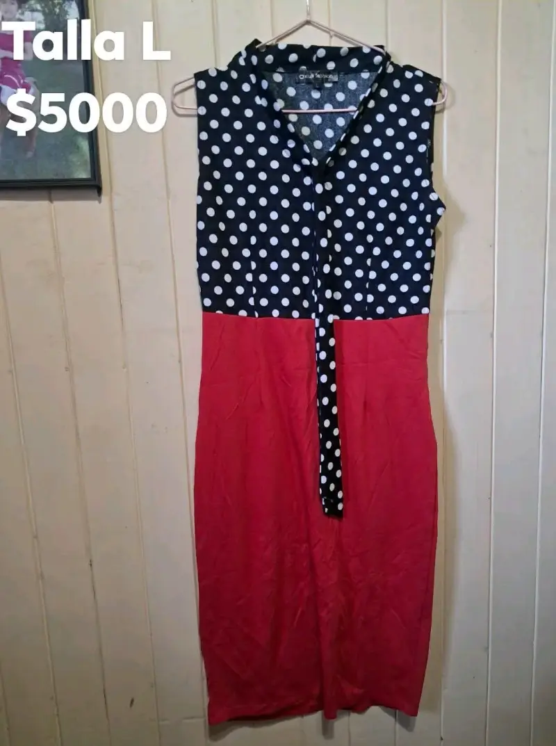 Vestido sin mangas con lunares y falda roja
