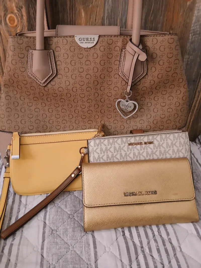 Set de Bolsos y Carteras Guess y Michael Kors - 1