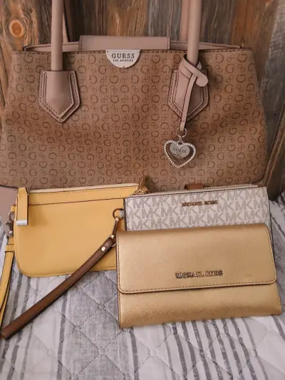 Set de Bolsos y Carteras Guess y Michael Kors - miniatura 1