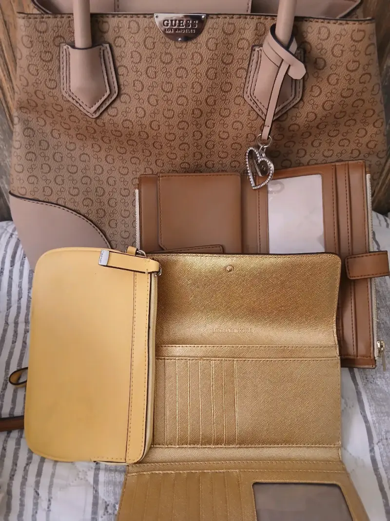 Set de Bolsos y Carteras Guess y Michael Kors - 2