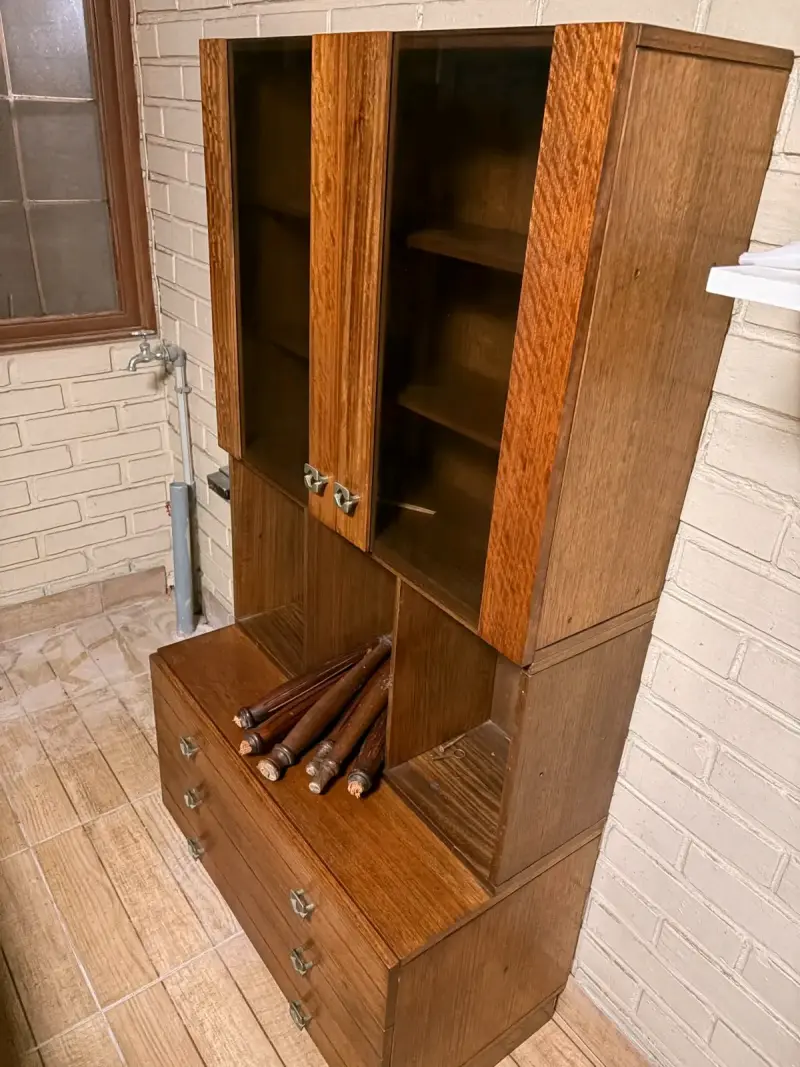 Mueble de madera con estantes y cajones