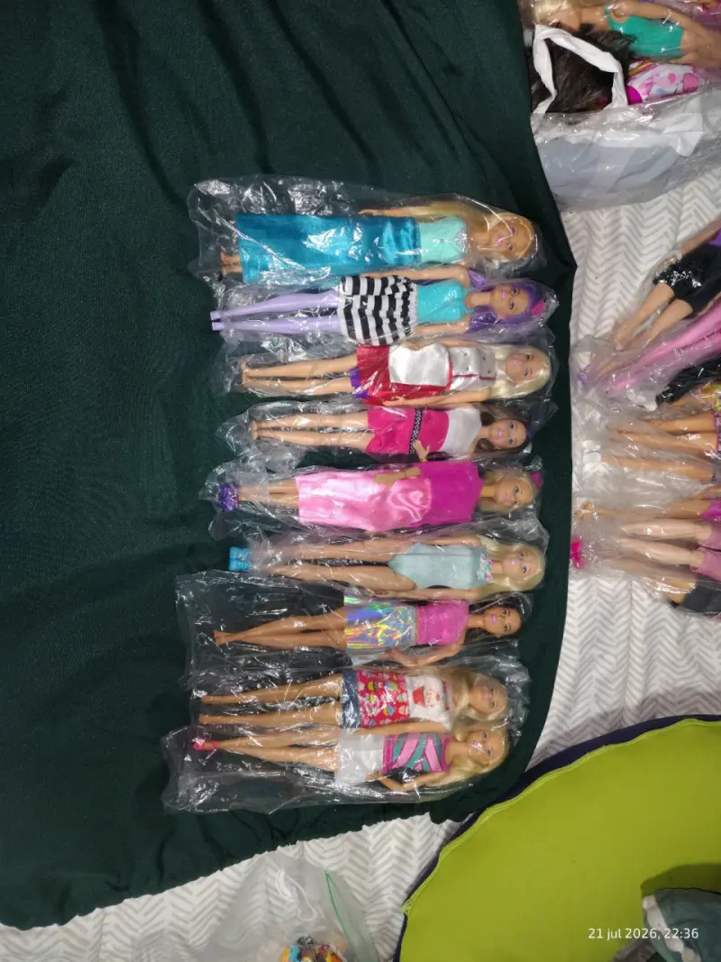 Lote de muñecas estilo Barbie con ropa variada - 2