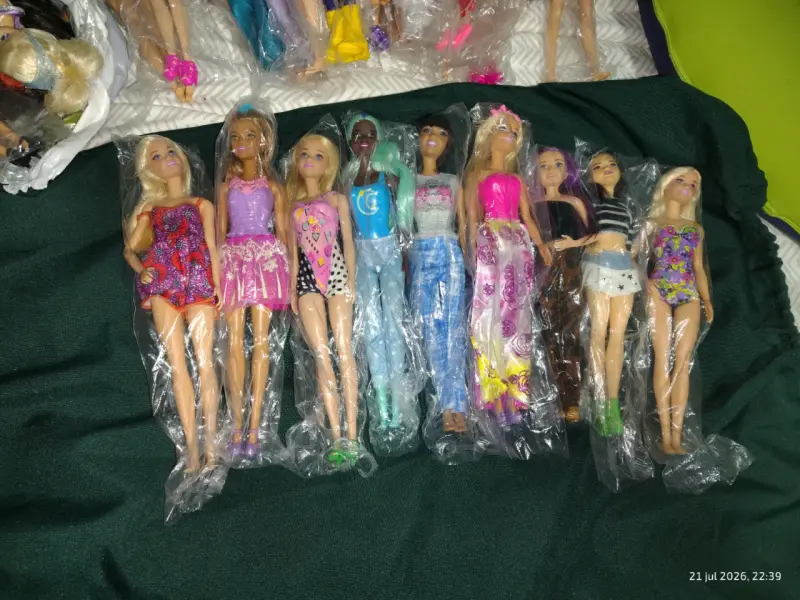 Lote de muñecas estilo Barbie con ropa variada - 3