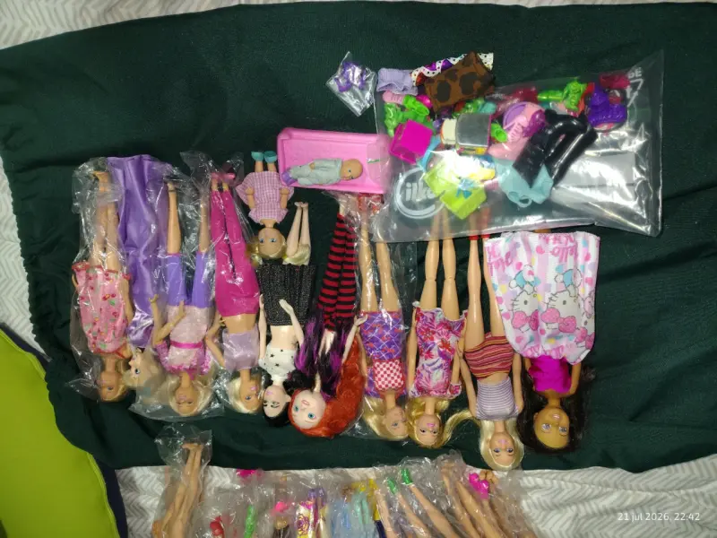 Lote de muñecas estilo Barbie con ropa variada - 4