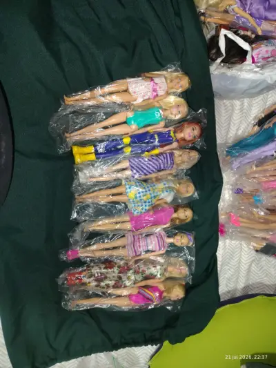 Lote de muñecas estilo Barbie con ropa variada - miniatura 5