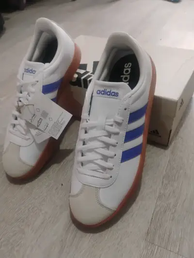 Zapatillas deportivas Adidas blancas con franjas azules - miniatura 1